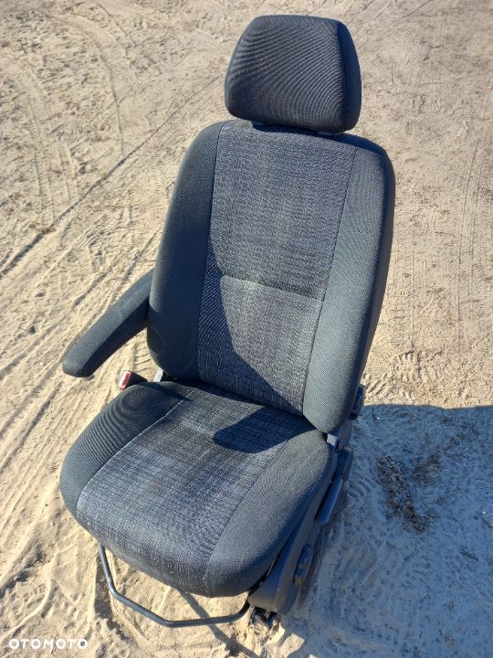 Fotel Kierowcy Zwykły Mercedes Sprinter 906 Lift Z Podłokietnikiem