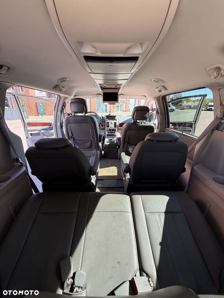 Chrysler Town & Country - 5
