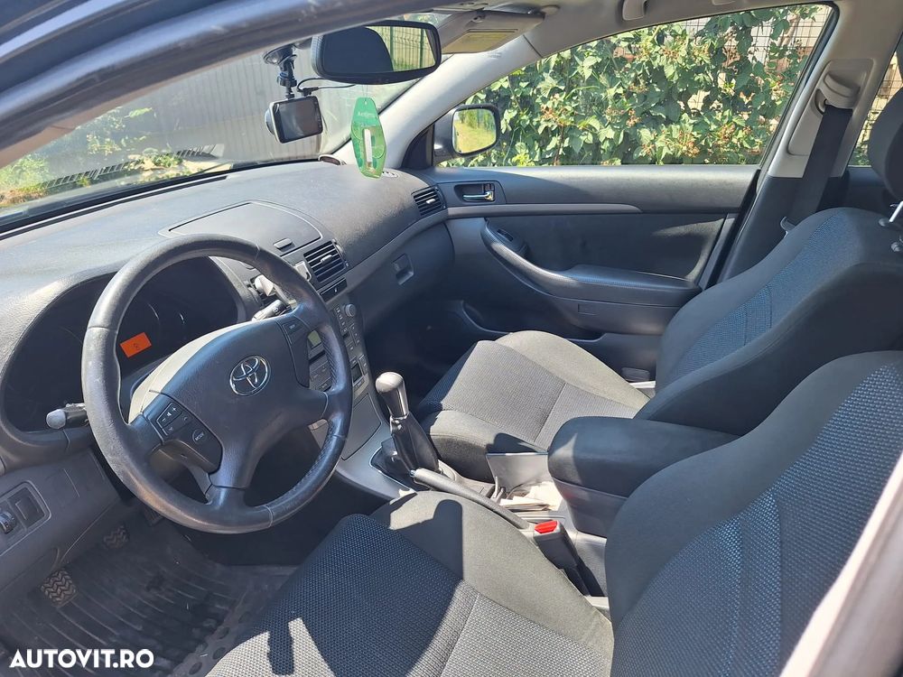 Toyota Avensis 1.6 Sedan Terra - 15