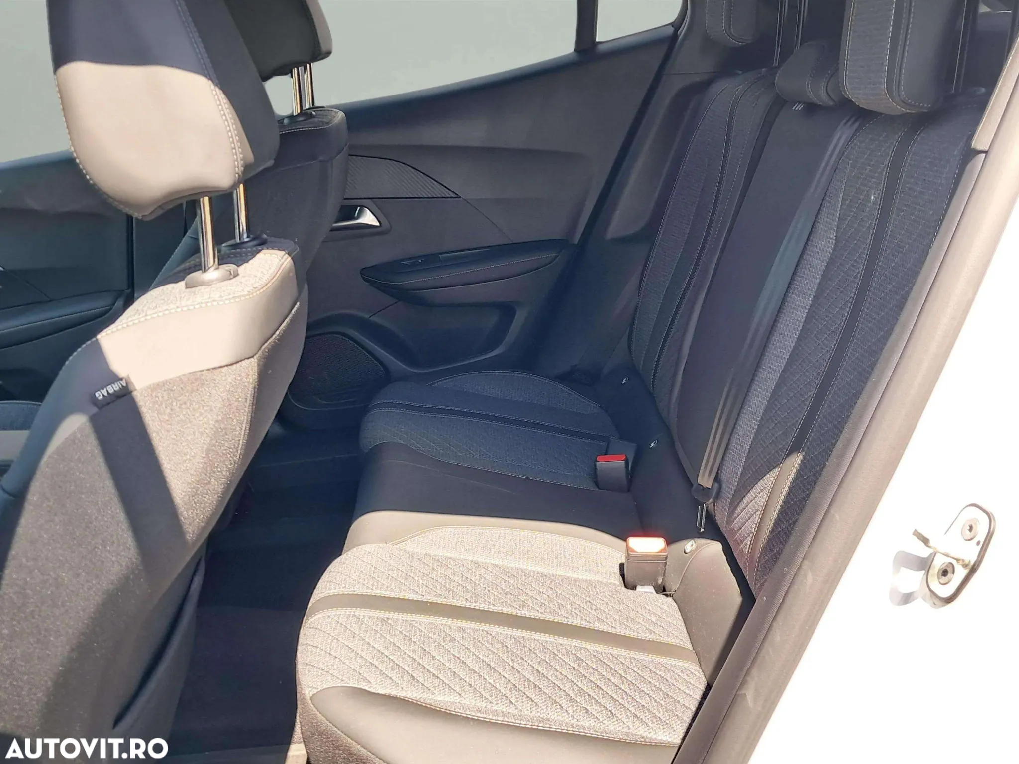 Peugeot 2008 1.2 L PureTech STT EAT8 Allure - 13