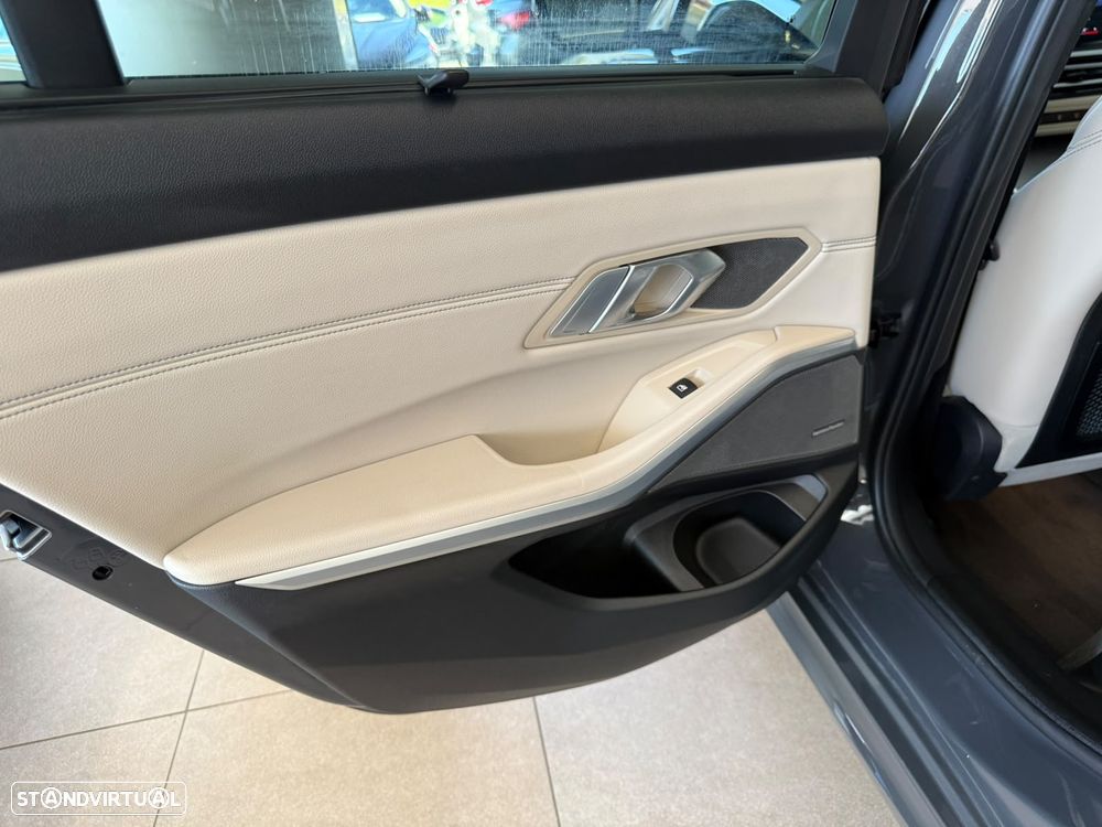 BMW 320 d Pack Desportivo M Auto - 34
