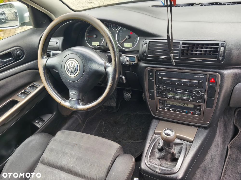 Volkswagen Passat 1.9 TDI Highline - 14
