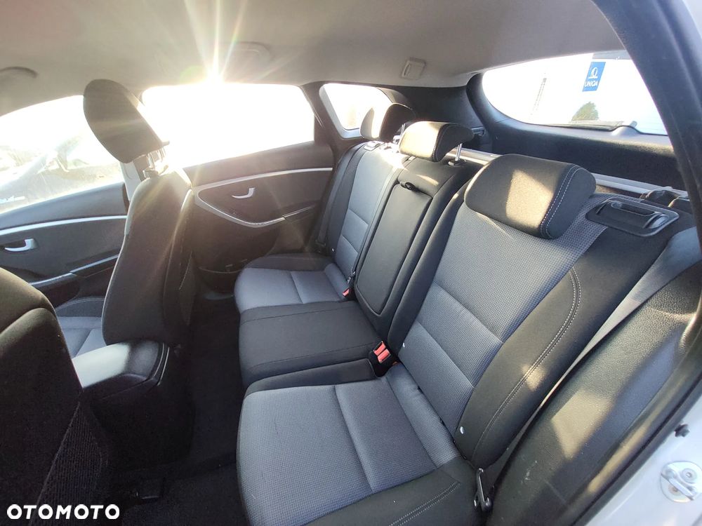 Hyundai i30 blue Kombi 1.6 CRDi Premium - 21