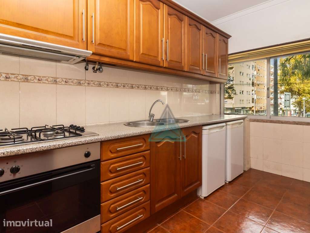 Apartamento T2 rés de chão alto Torre da Marinha - Grande imagem: 2/15