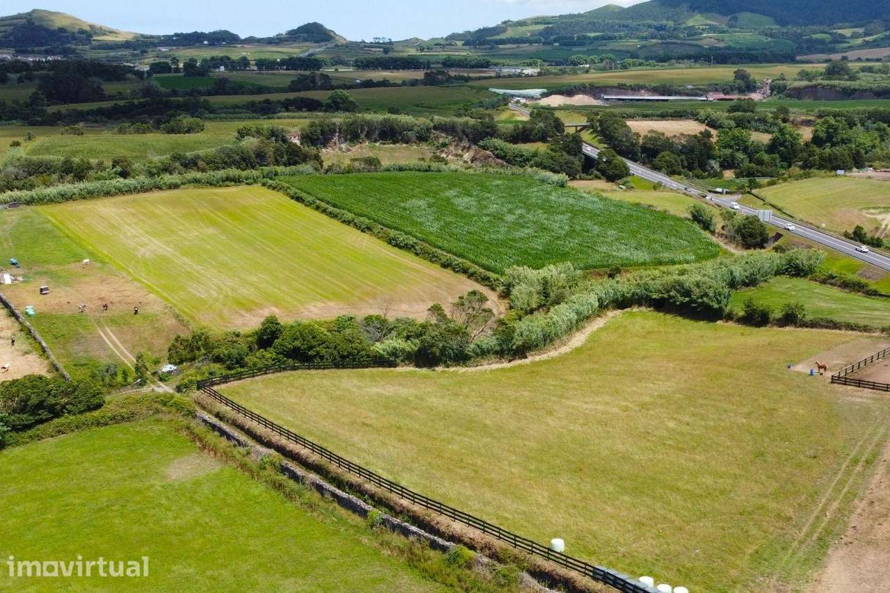 Terreno Rústico com 15.580 m² em Ribeira Grande - Grande imagem: 3/4