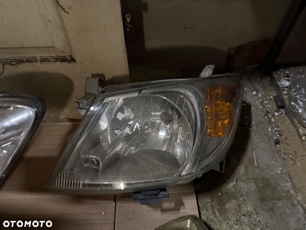 Lampy przednie Toyota Hilux 11-16r. - 1