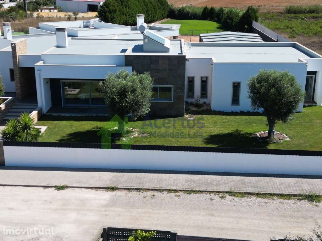 MORADIA TÉRREA COM JARDIM - Grande imagem: 5/60