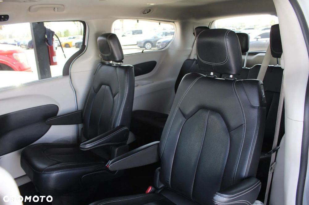 Chrysler Pacifica - 15