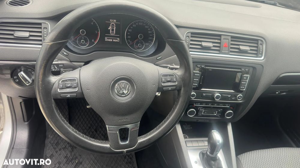 Volkswagen Jetta 1.6 TDI DSG Blue Motion Technology Comfortline - 21