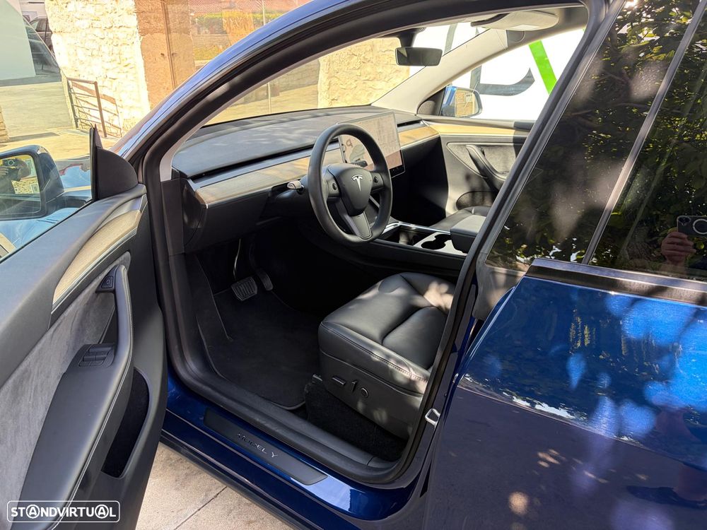 Tesla Model Y Long Range Dual Motor AWD - 11