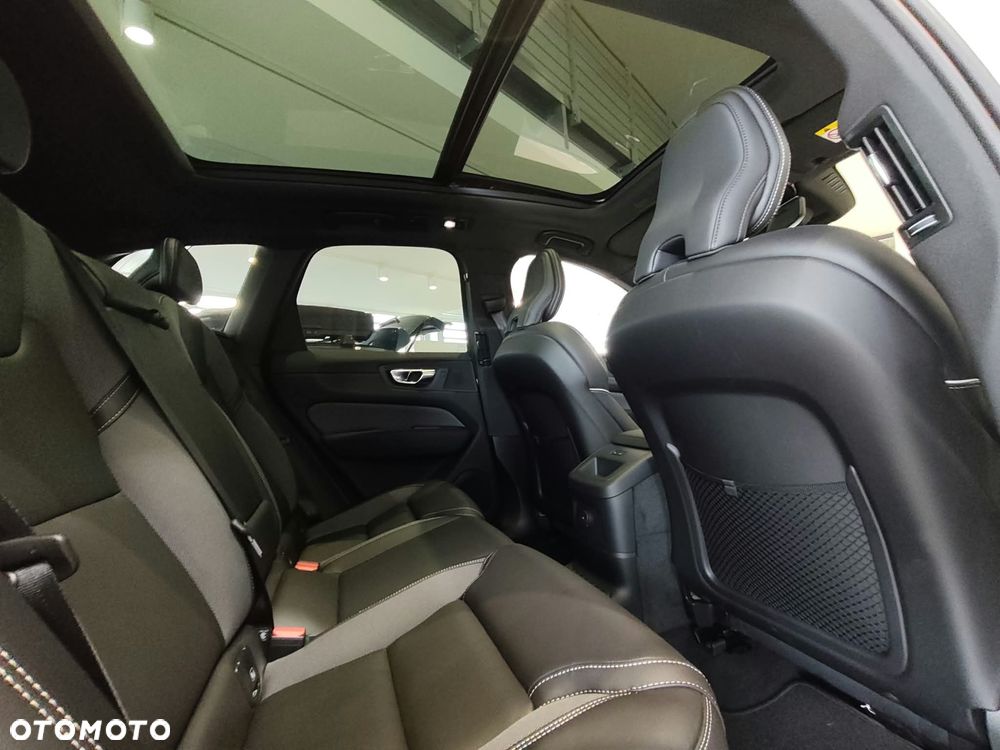 Volvo XC 60 T6 Plug-In Hybrid AWD Ultra Dark - 28