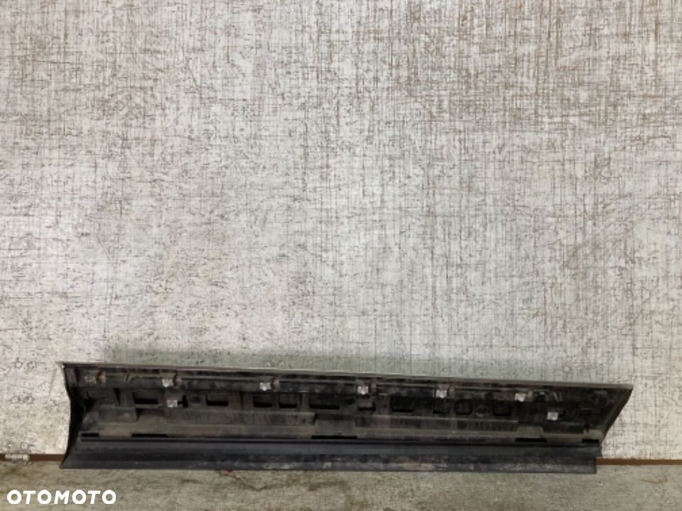 Listwa na drzwi VW Touareg 7P6 lewa strona - 3