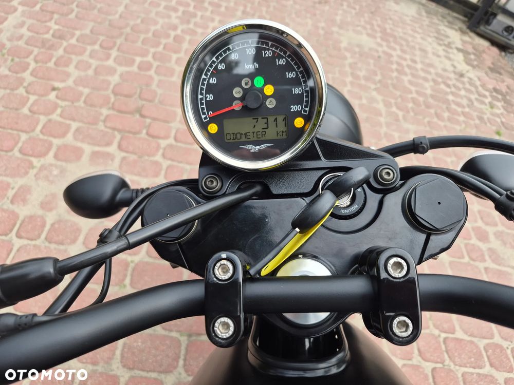 Moto Guzzi V7 - 12
