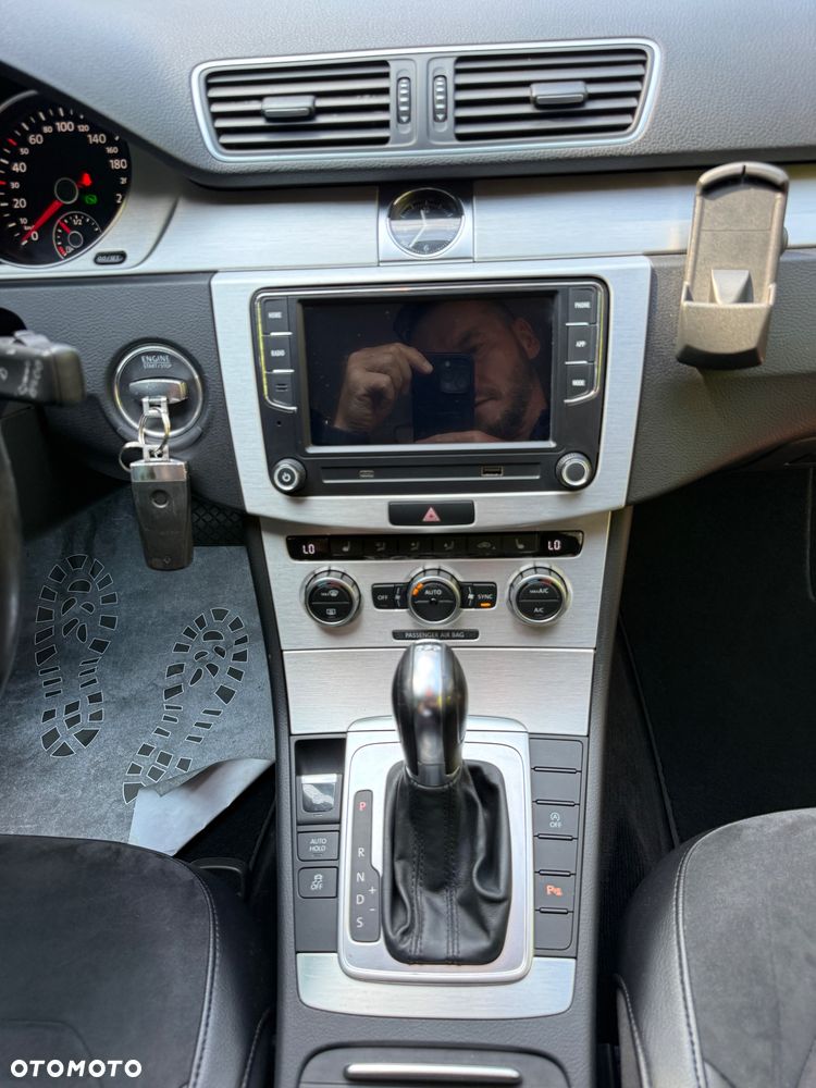 Volkswagen Passat 2.0 TDI DSG BlueMotion Technology R-Line - 19