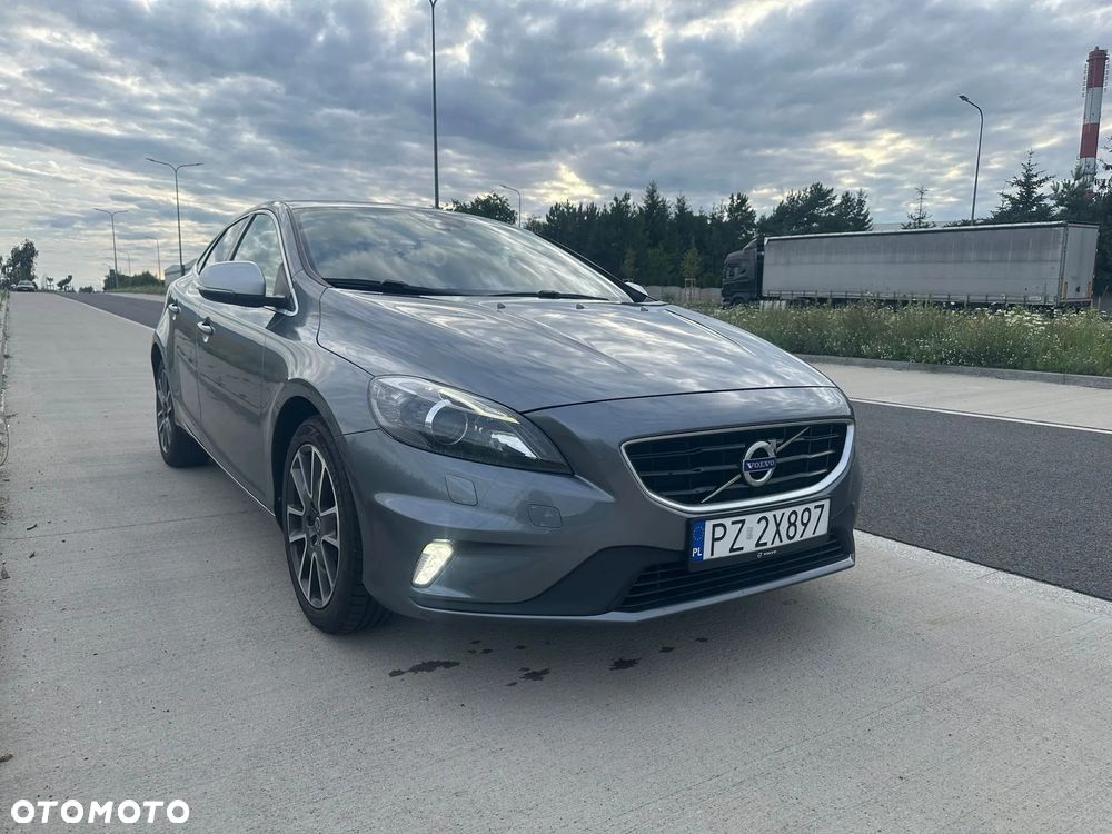 Volvo V40 D2 Drive-E R-Design Momentum - 1