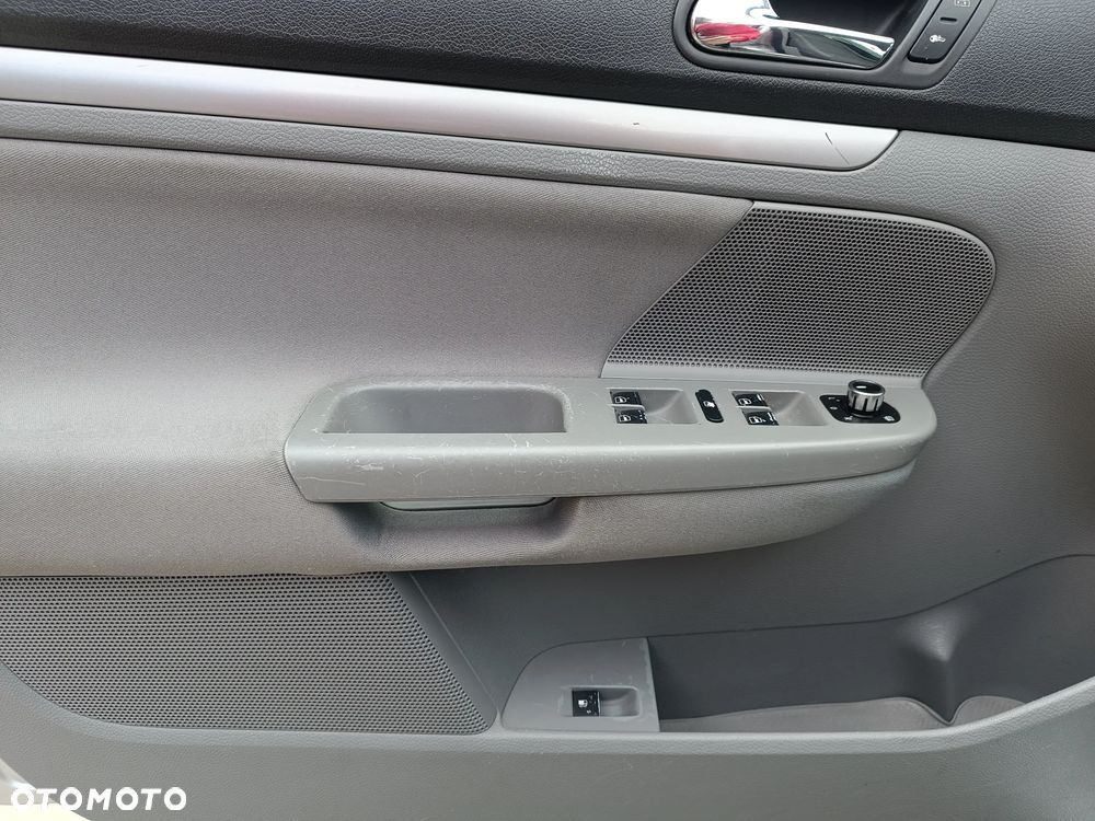 Volkswagen Golf 1.6 FSI United - 10