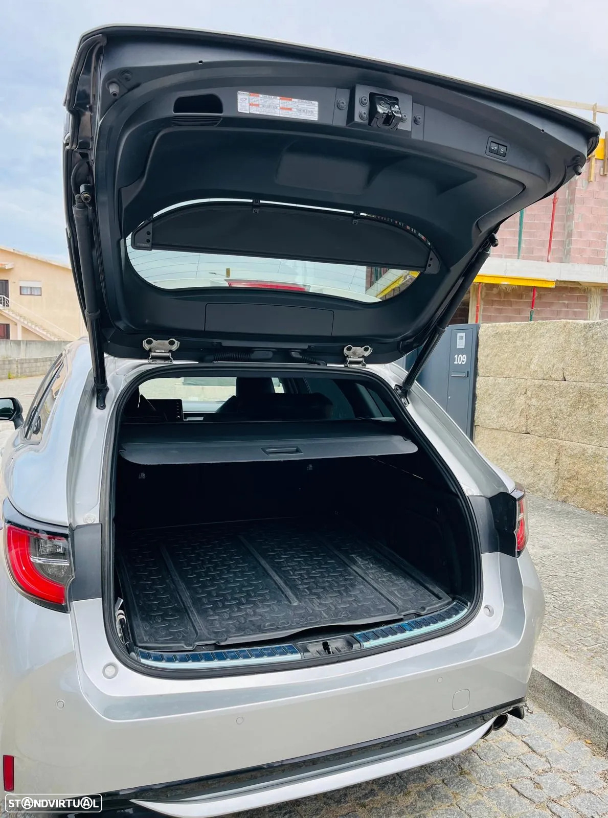 Toyota Corolla Touring Sports 2.0 Hybrid Luxury Black - 14