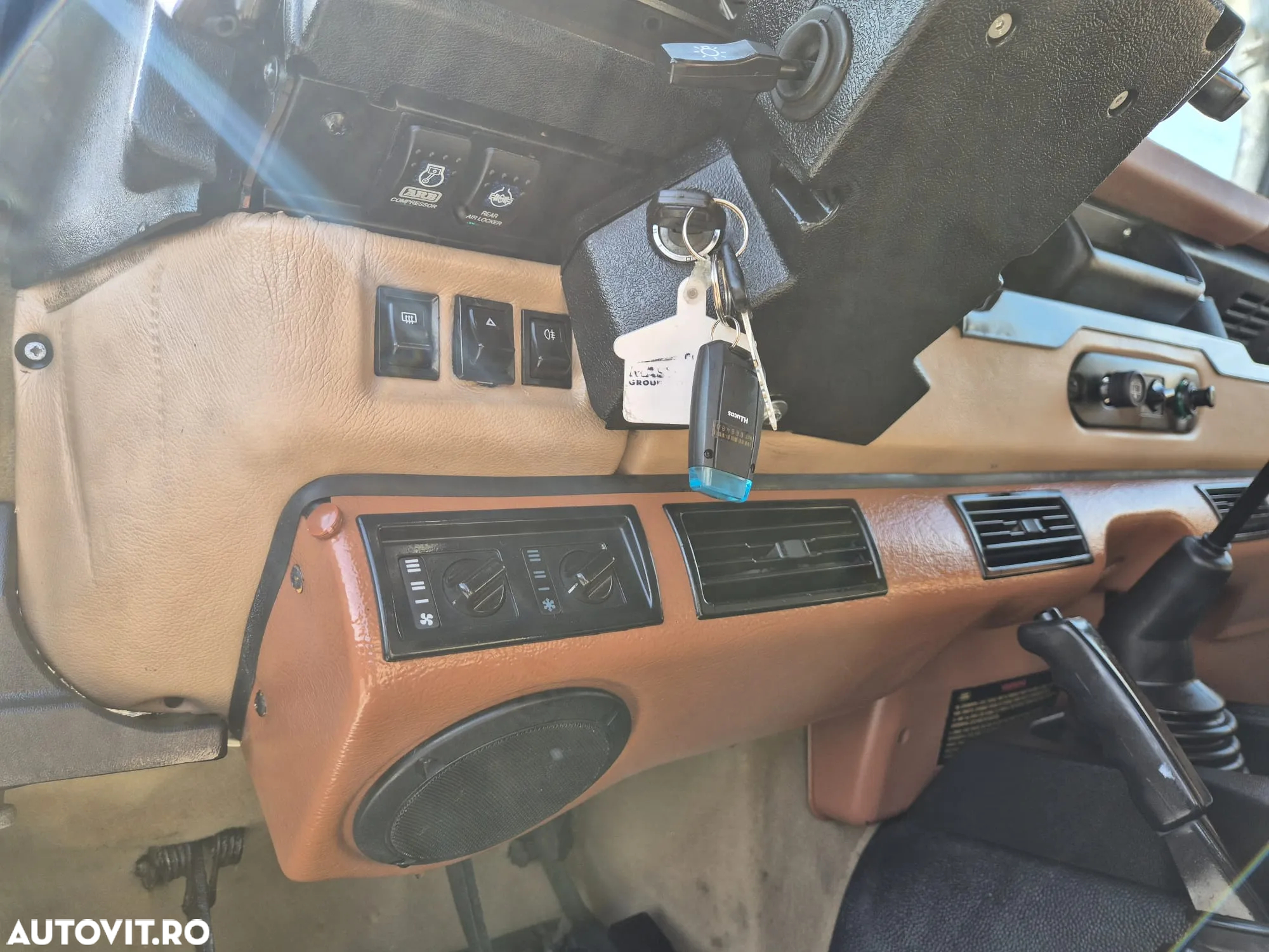 Land Rover Defender 90 County SW - 16