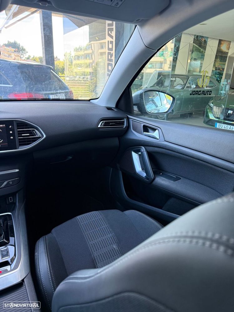 Peugeot 308 1.2 PureTech Allure EAT8 - 18