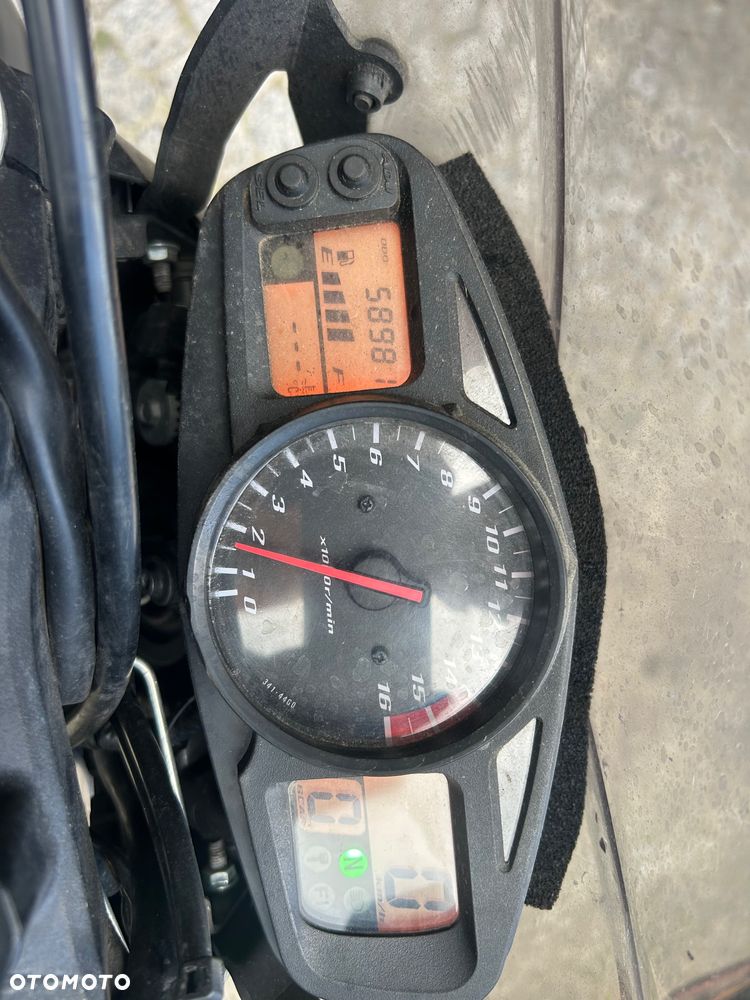 Suzuki GSR - 7