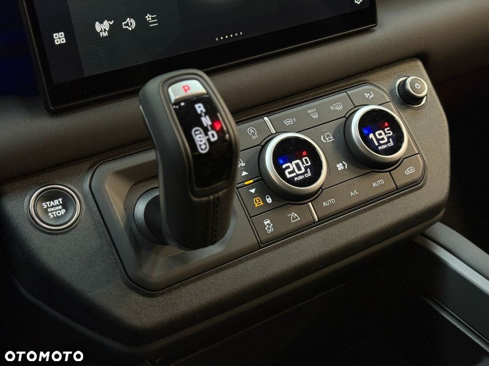 Land Rover Defender - 30