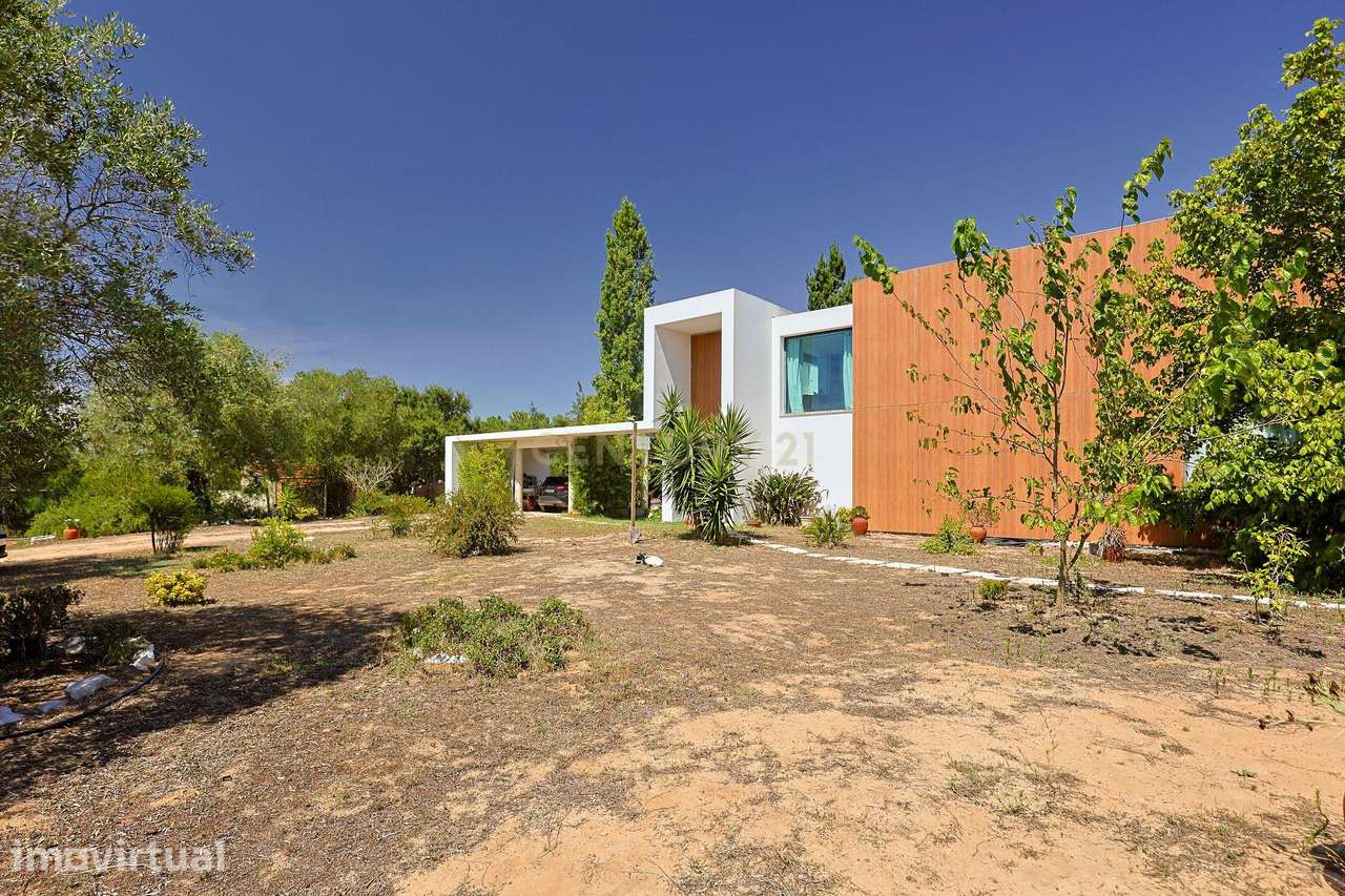 Villa Contemporânea, inserida num lote de 9.500m2 na Quinta do Anjo, P - Grande imagem: 2/29