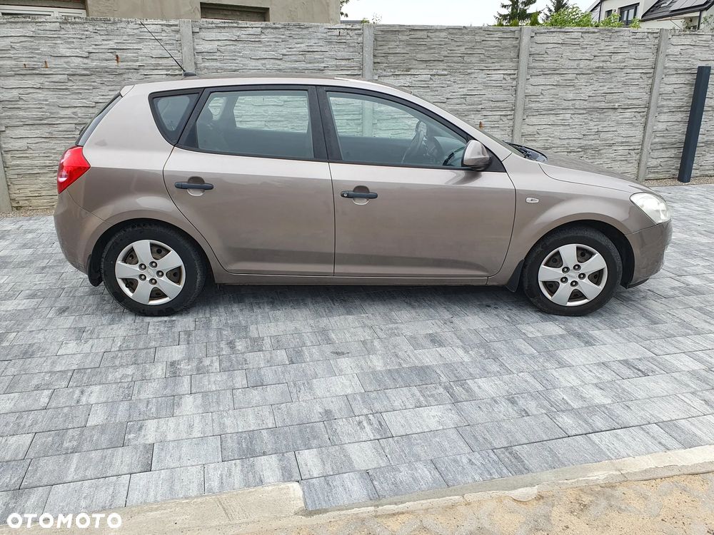 Kia Ceed - 8