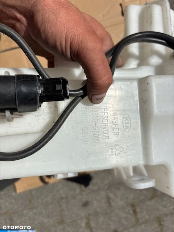 ZBIORNICZEK SPRYSKIWACZY Z POMPKĄ KIA PICANTO III 2017- 98610-G6000 - 3