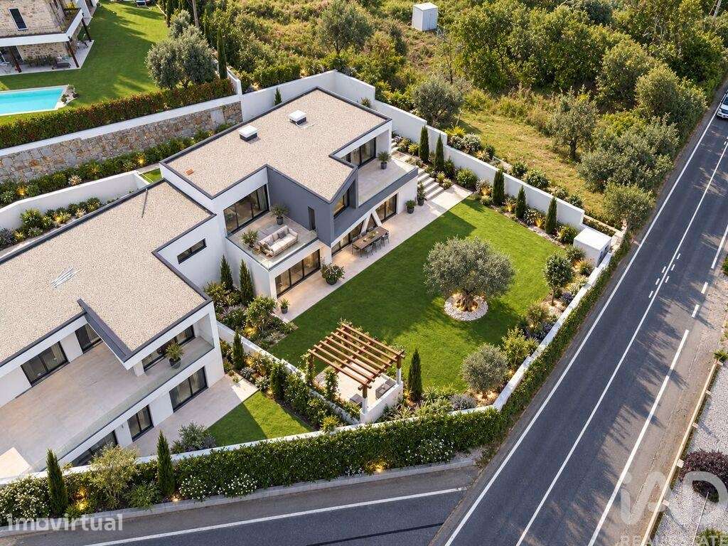 Casa / Villa T4 em Rebordões (Souto) de 272,00 m2 - Grande imagem: 4/12