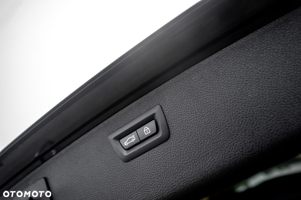 BMW Seria 3 330i xDrive Edition M Sport Shadow - 11
