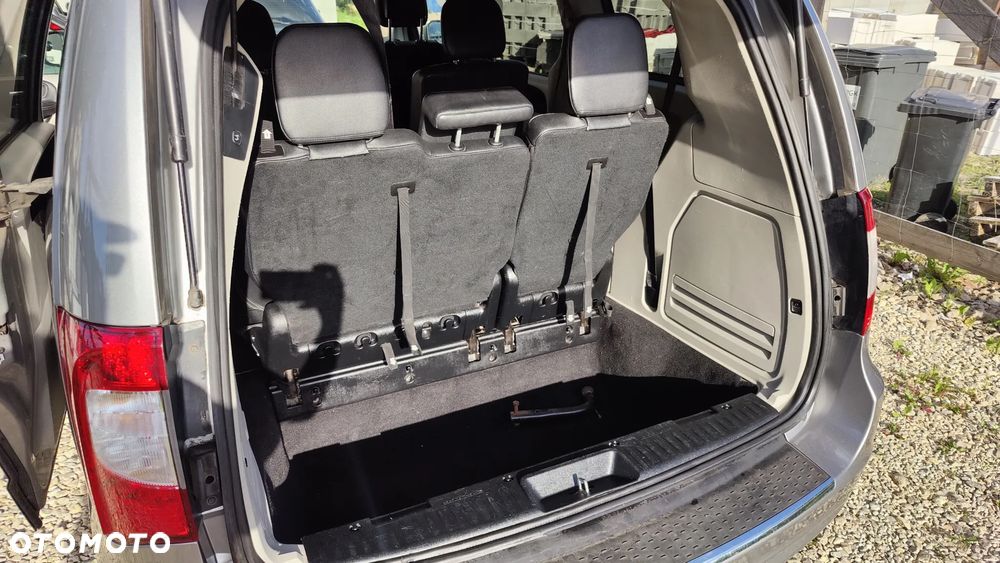Chrysler Town & Country - 11