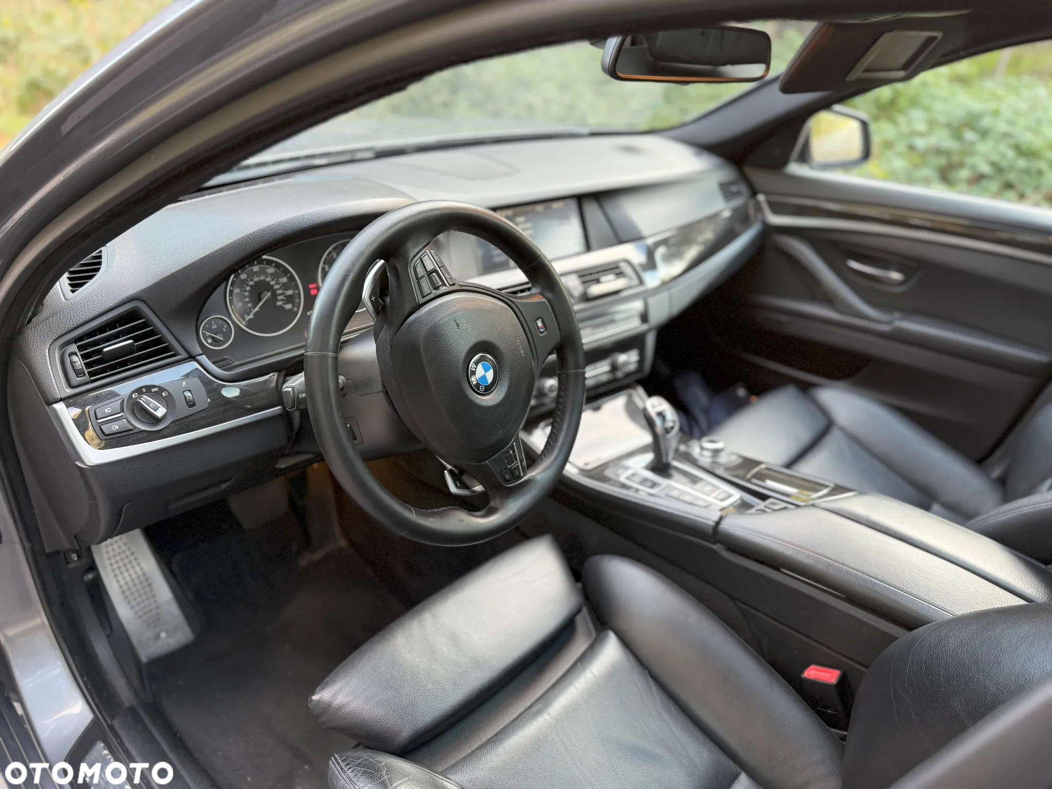 BMW Seria 5 550i - 14