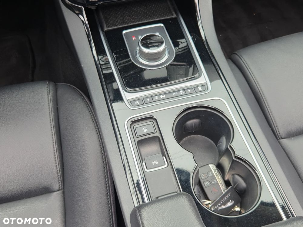 Jaguar XE 2.0 T Prestige - 8