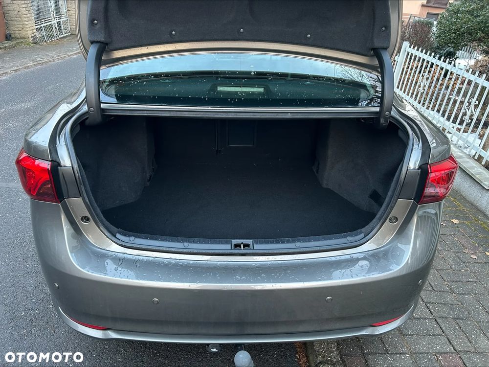 Toyota Avensis 2.0 Style MS - 10