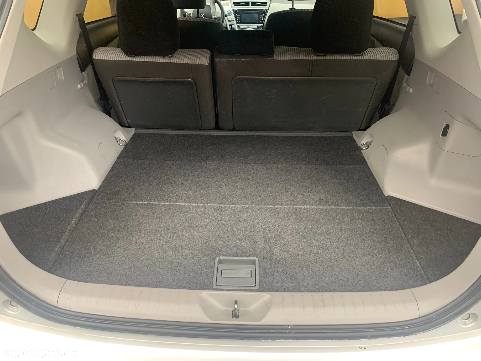 Toyota Prius+ (Hybrid) Life - 18