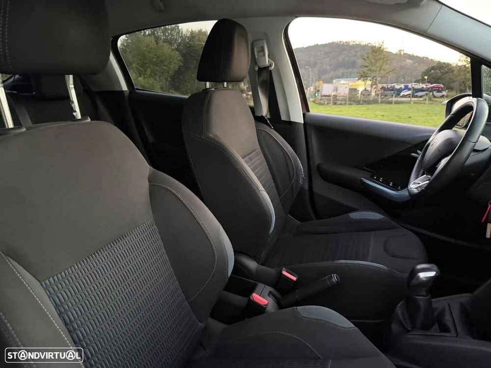 Peugeot 208 - 13