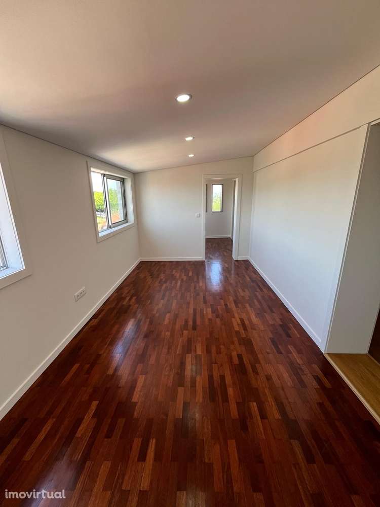 T2  | 120 m² | Totalmente Renovado | Junto ao Metro de Sete Bicas - Grande imagem: 2/18