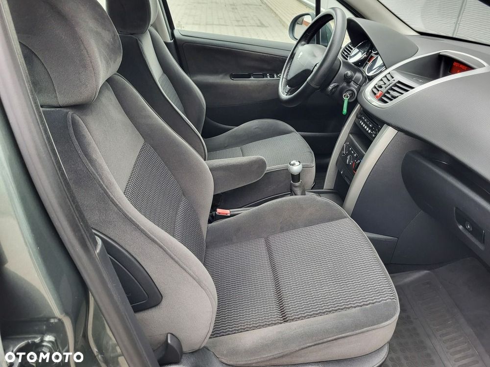 Peugeot 207 - 30