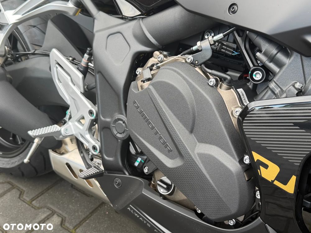 QJMOTOR SRK 800RR - 6