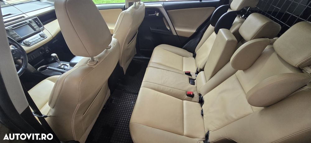 Toyota RAV4 2.2 D-4CAT 4WD Aut Luxury 18" - 28