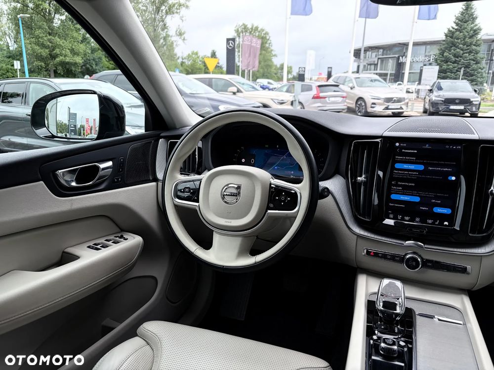 Volvo XC 60 B4 D AWD Plus Dark - 27