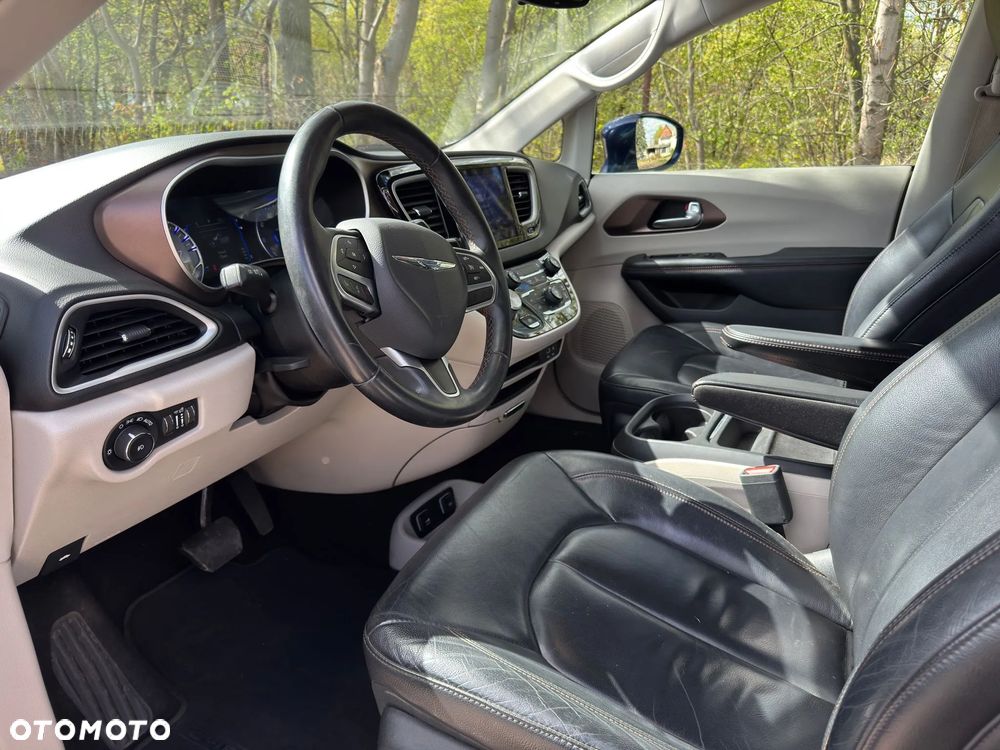 Chrysler Pacifica - 10