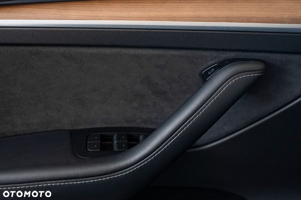 Tesla Model Y Long Range Dual Motor AWD - 20