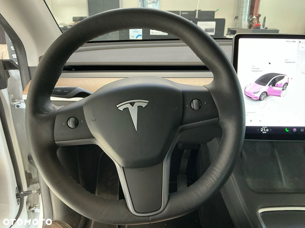 Tesla Model Y Long Range AWD - 9