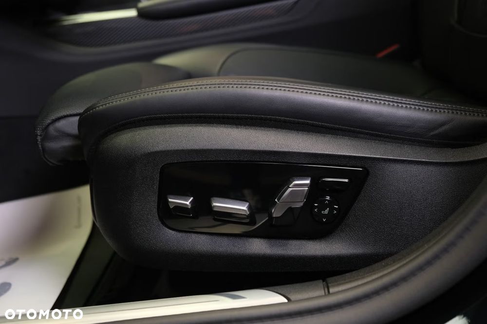BMW Seria 7 750i xDrive sport - 26