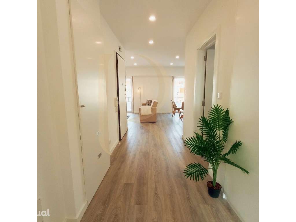 Apartamento T2 em remodelação com varanda em Benfica - Grande imagem: 2/9