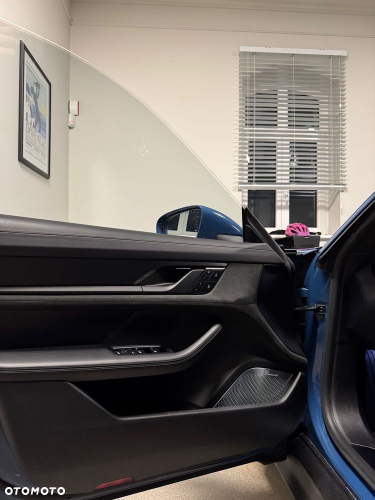 Porsche Taycan GTS - 16