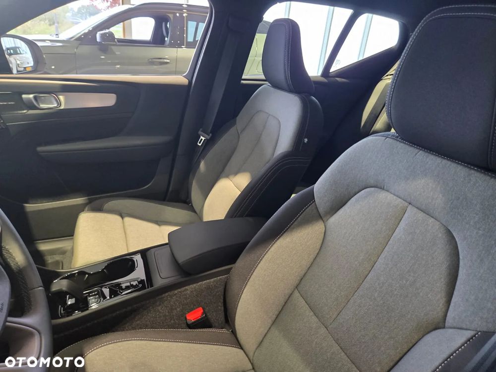 Volvo XC 40 B4 Plus Black Edition - 22