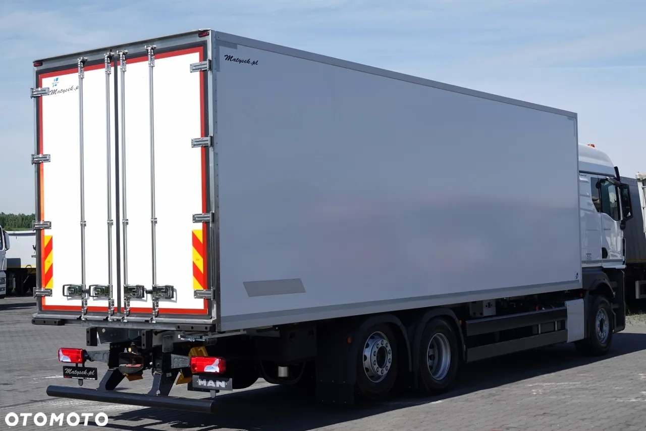MAN TGX 26.520 / 6x2 / CHŁODNIA -8,6 M / AGREGAT THERMO KING T-1000R / 2025 R / OŚ PODNOSZONA / FABRYCZNIE NOWY - 4