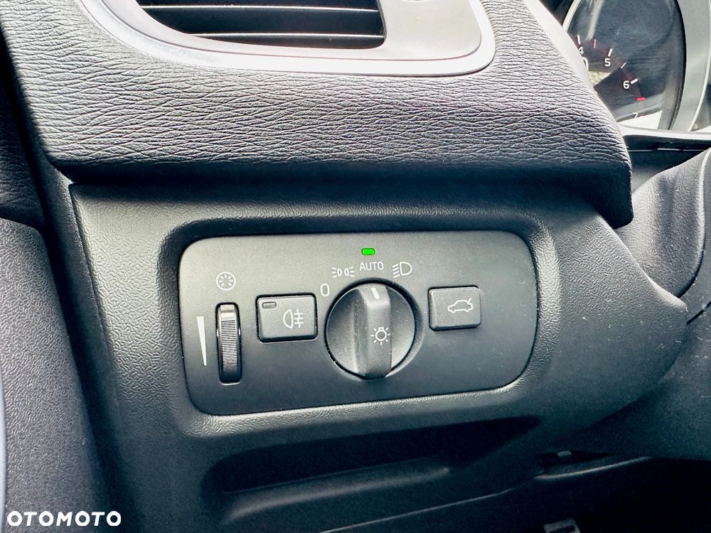 Volvo V40 T3 Drive-E R-Design Momentum - 23